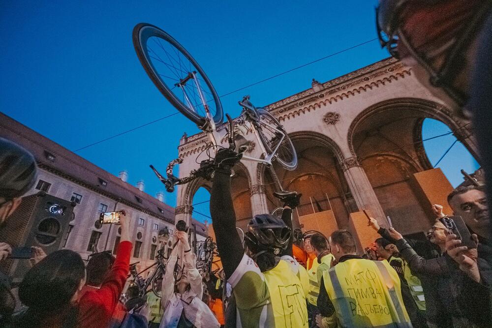 <p>Okupljene je pozdravio i gradski odbornik Andreas Vaseler koji je rekao da je došao da im ukaže čast, jer njihova želja pokreće hiljade ljudi u Srbiji koji izlaze na ulice</p>
