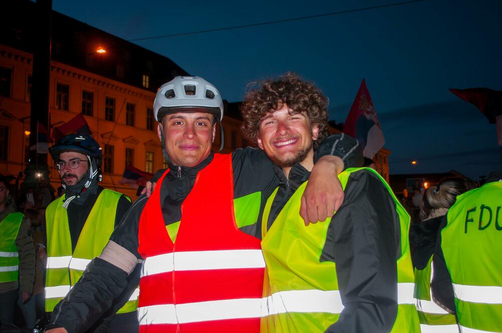 <p>Okupljene je pozdravio i gradski odbornik Andreas Vaseler koji je rekao da je došao da im ukaže čast, jer njihova želja pokreće hiljade ljudi u Srbiji koji izlaze na ulice</p>