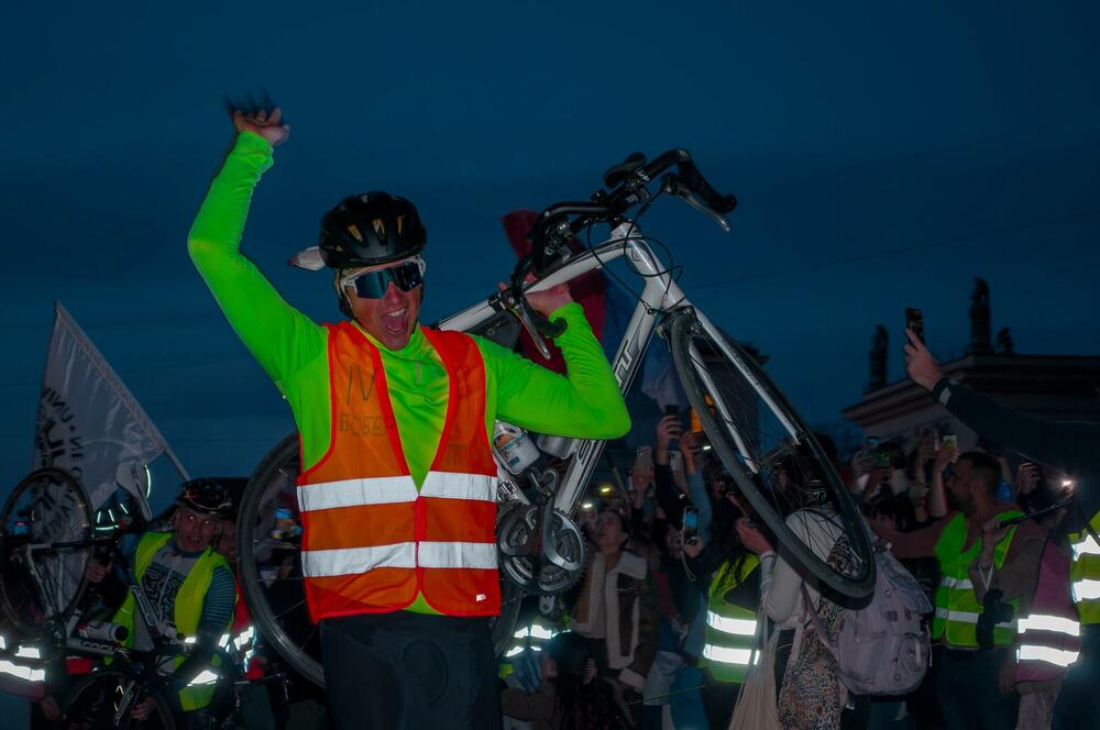 <p>Okupljene je pozdravio i gradski odbornik Andreas Vaseler koji je rekao da je došao da im ukaže čast, jer njihova želja pokreće hiljade ljudi u Srbiji koji izlaze na ulice</p>
