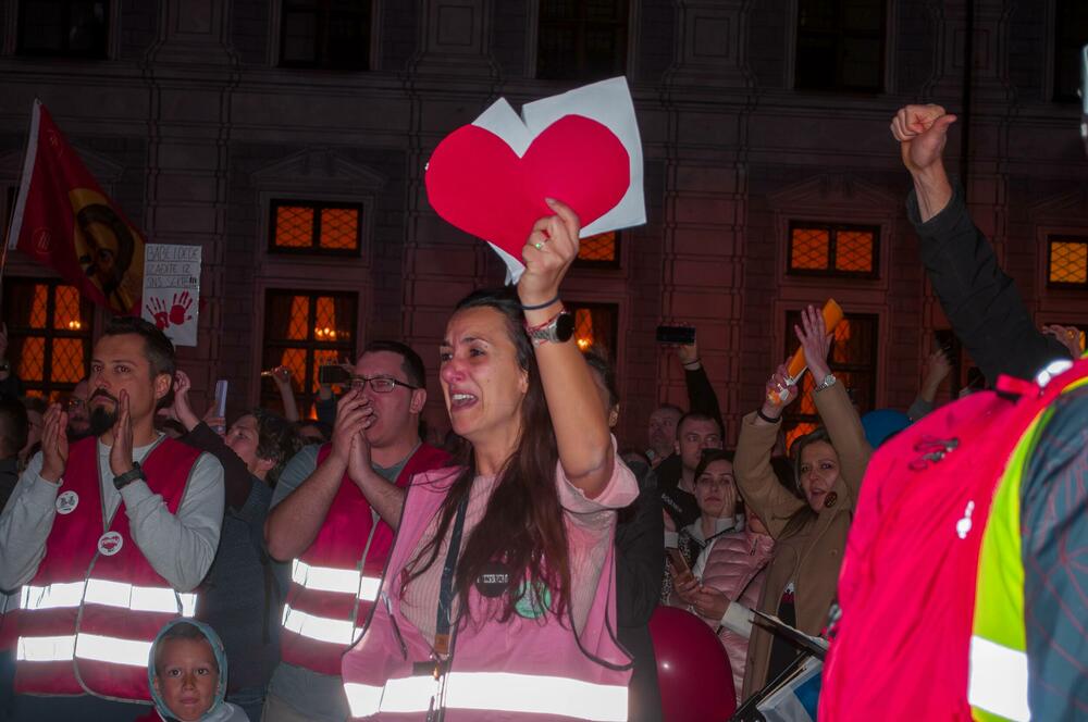 <p>Okupljene je pozdravio i gradski odbornik Andreas Vaseler koji je rekao da je došao da im ukaže čast, jer njihova želja pokreće hiljade ljudi u Srbiji koji izlaze na ulice</p>