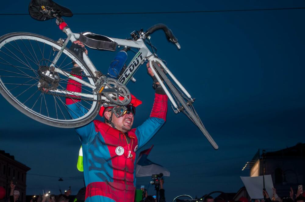 <p>Okupljene je pozdravio i gradski odbornik Andreas Vaseler koji je rekao da je došao da im ukaže čast, jer njihova želja pokreće hiljade ljudi u Srbiji koji izlaze na ulice</p>