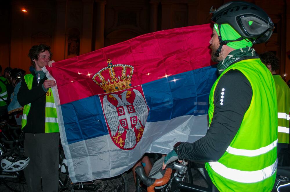 <p>Okupljene je pozdravio i gradski odbornik Andreas Vaseler koji je rekao da je došao da im ukaže čast, jer njihova želja pokreće hiljade ljudi u Srbiji koji izlaze na ulice</p>
