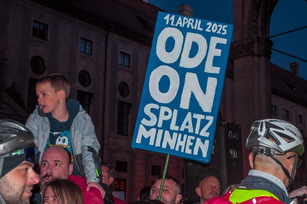 <p>Okupljene je pozdravio i gradski odbornik Andreas Vaseler koji je rekao da je došao da im ukaže čast, jer njihova želja pokreće hiljade ljudi u Srbiji koji izlaze na ulice</p>