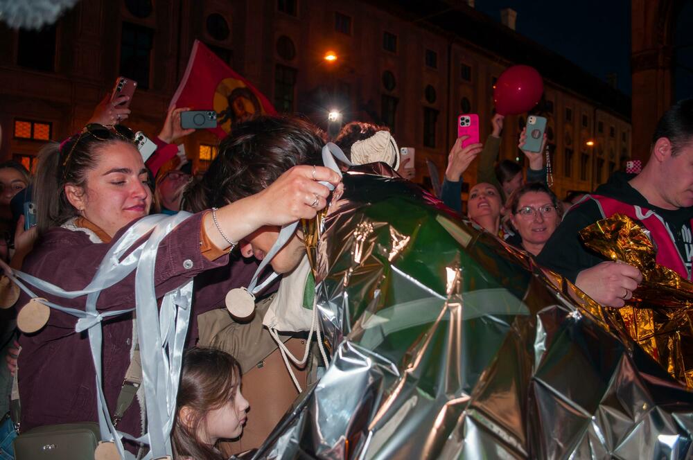 <p>Okupljene je pozdravio i gradski odbornik Andreas Vaseler koji je rekao da je došao da im ukaže čast, jer njihova želja pokreće hiljade ljudi u Srbiji koji izlaze na ulice</p>