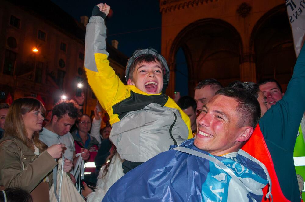 <p>Okupljene je pozdravio i gradski odbornik Andreas Vaseler koji je rekao da je došao da im ukaže čast, jer njihova želja pokreće hiljade ljudi u Srbiji koji izlaze na ulice</p>