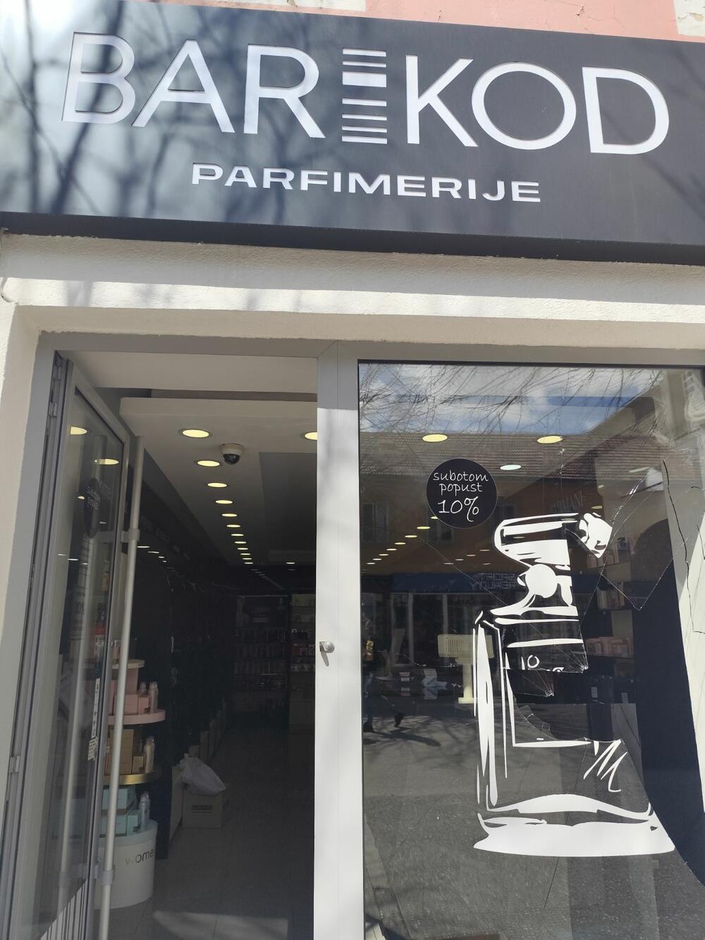 <p>Kako je kazala radnica V. L. razbijen je i aparat hjumidor, čija je vrijednost 1.450 eura, izlog, police, a odnesena je sva roba sa izloga<br /> </p>