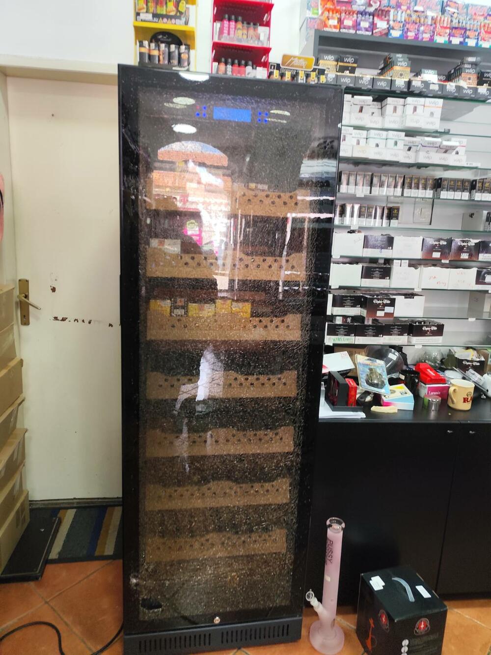 <p>Kako je kazala radnica V. L. razbijen je i aparat hjumidor, čija je vrijednost 1.450 eura, izlog, police, a odnesena je sva roba sa izloga<br /> </p>