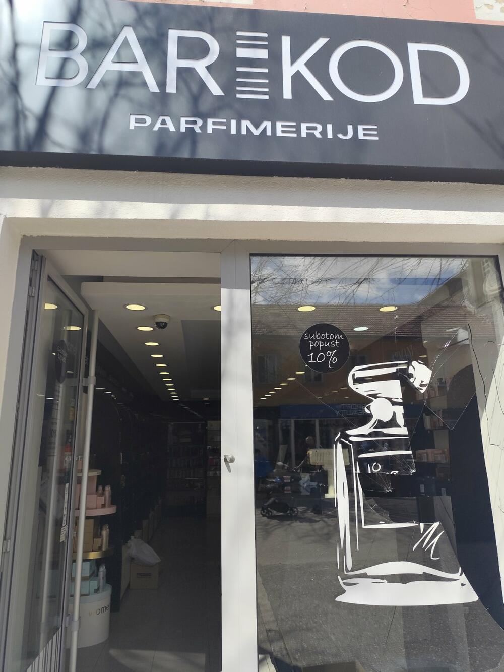 <p>Kako je kazala radnica V. L. razbijen je i aparat hjumidor, čija je vrijednost 1.450 eura, izlog, police, a odnesena je sva roba sa izloga<br /> </p>