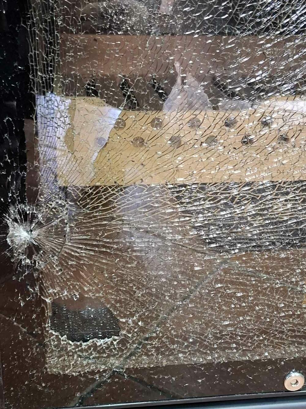 <p>Kako je kazala radnica V. L. razbijen je i aparat hjumidor, čija je vrijednost 1.450 eura, izlog, police, a odnesena je sva roba sa izloga<br /> </p>