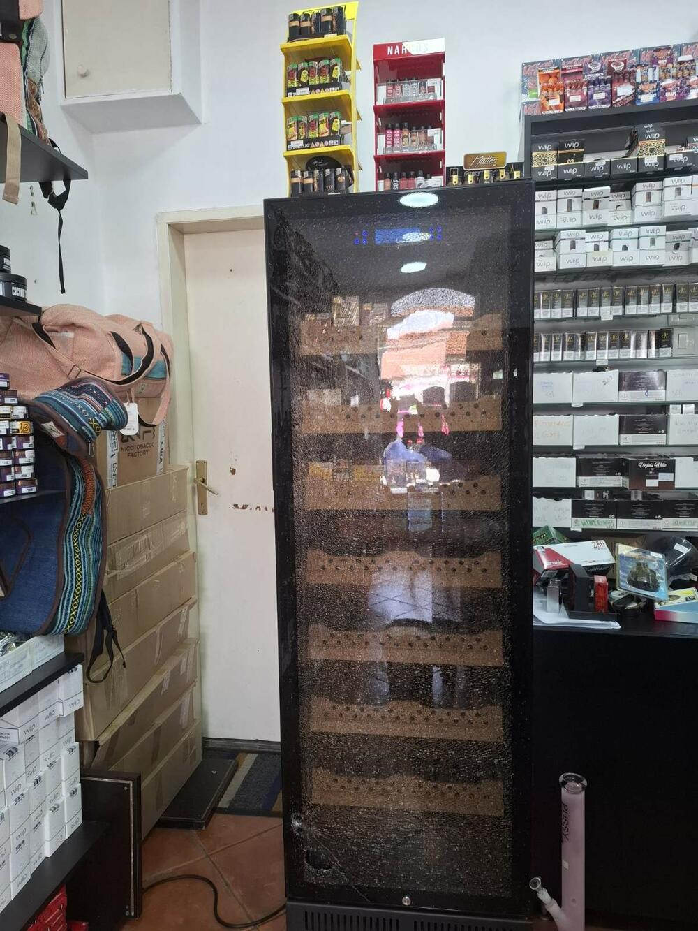 <p>Kako je kazala radnica V. L. razbijen je i aparat hjumidor, čija je vrijednost 1.450 eura, izlog, police, a odnesena je sva roba sa izloga<br /> </p>