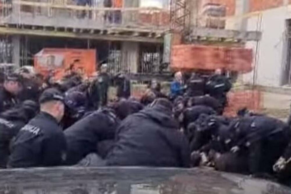 Srpska policija silom odvlači studente s ulice, Foto: Printscreen/Youtube