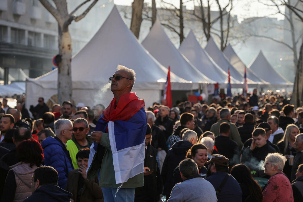 <p>Predsjednik Srbije kazao da je "završeno sa obojenom revolucijom".</p>  <p>"Mogu da se šetkaju koliko god hoće, nema ništa od toga", rekao je Vučić</p>