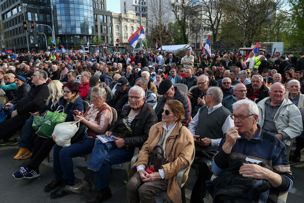 <p>Predsjednik Srbije kazao da je "završeno sa obojenom revolucijom".</p>  <p>"Mogu da se šetkaju koliko god hoće, nema ništa od toga", rekao je Vučić</p>