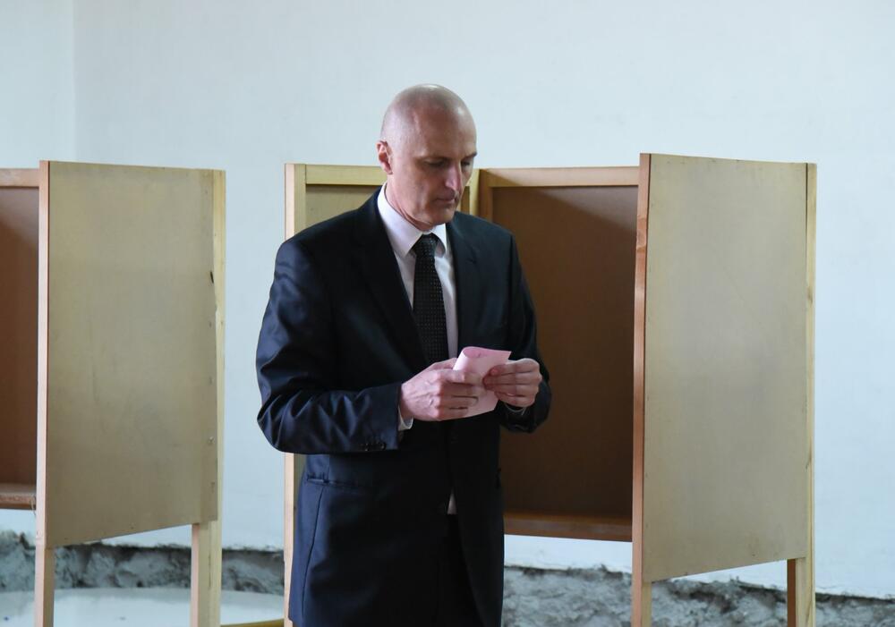 <p>U Nikšiću se održavaju lokalni izbori, šesti od obnove nezavisnosti, a pravo glasa ima 57.589 građana</p>  <p>Na izborima u Nikšiću učestvuje 10 lista</p>