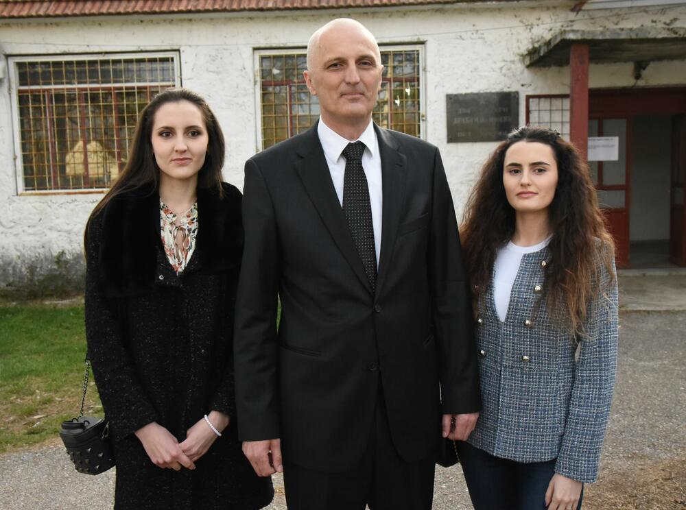 <p>U Nikšiću se održavaju lokalni izbori, šesti od obnove nezavisnosti, a pravo glasa ima 57.589 građana</p>  <p>Na izborima u Nikšiću učestvuje 10 lista</p>