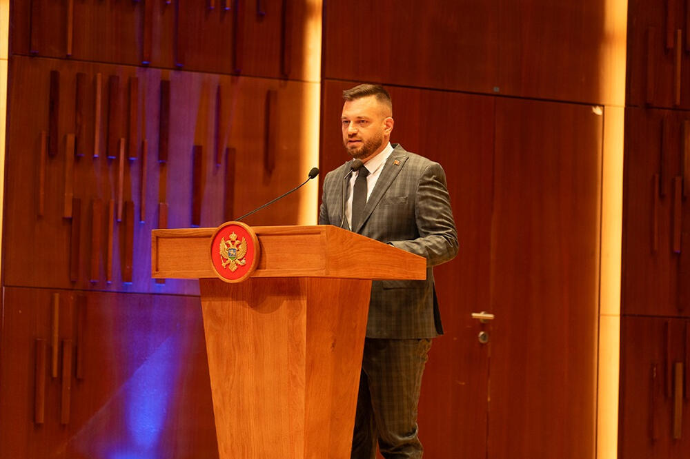 <p>Kako su rekli iz MPNI, novčanim nagradama od hiljadu, 700 i 500 eura, nagrađeni su prvoplasirani, drugoplasirani i trećeplasirani učenici u različitim kategorijama, a novčano su nagrađeni i njihovi mentori - 300 do 650 eura</p>