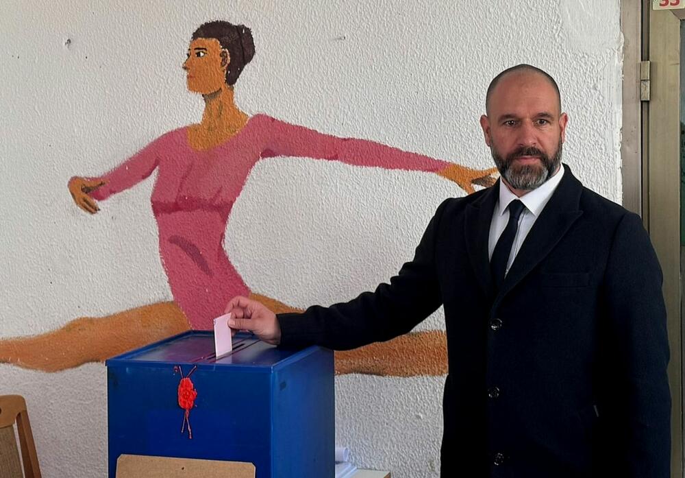 <p>U Nikšiću se održavaju lokalni izbori, šesti od obnove nezavisnosti, a pravo glasa ima 57.589 građana</p>  <p>Na izborima u Nikšiću učestvuje 10 lista</p>