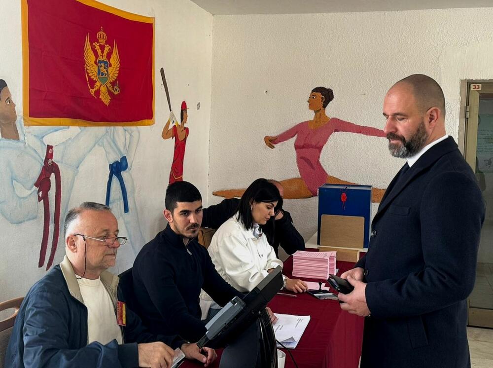 <p>U Nikšiću se održavaju lokalni izbori, šesti od obnove nezavisnosti, a pravo glasa ima 57.589 građana</p>  <p>Na izborima u Nikšiću učestvuje 10 lista</p>