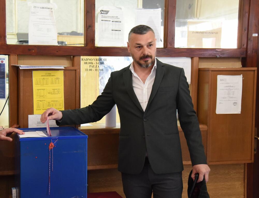 <p>U Nikšiću se održavaju lokalni izbori, šesti od obnove nezavisnosti, a pravo glasa ima 57.589 građana</p>  <p>Na izborima u Nikšiću učestvuje 10 lista</p>