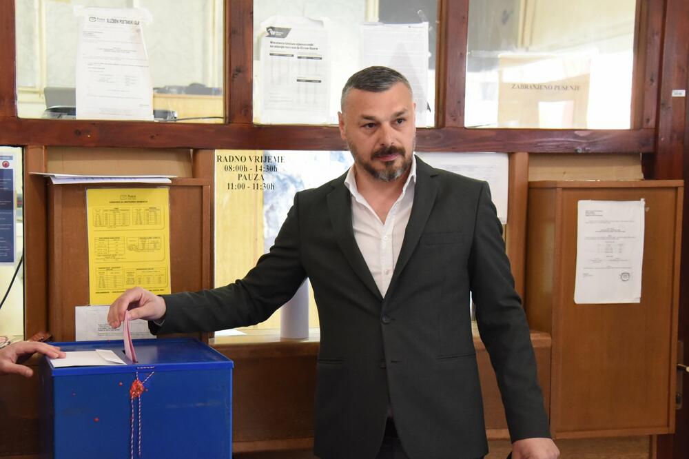 Čvorović glasa na lokalnim izborima u Nikšiću, Foto: Luka Zeković