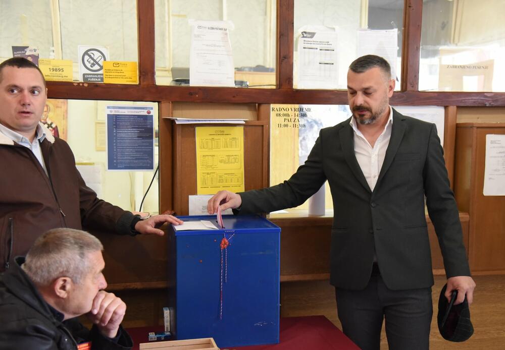 <p>U Nikšiću se održavaju lokalni izbori, šesti od obnove nezavisnosti, a pravo glasa ima 57.589 građana</p>  <p>Na izborima u Nikšiću učestvuje 10 lista</p>