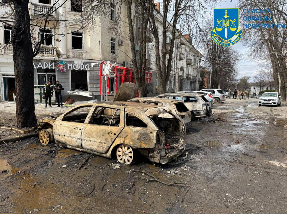 <p>"Rusija je gađala centar grada balističkim raketama, upravo u trenutku kada je bilo mnogo ljudi na ulici", napisala je ukrajinska spasilačka služba na društvenim mrežama</p>