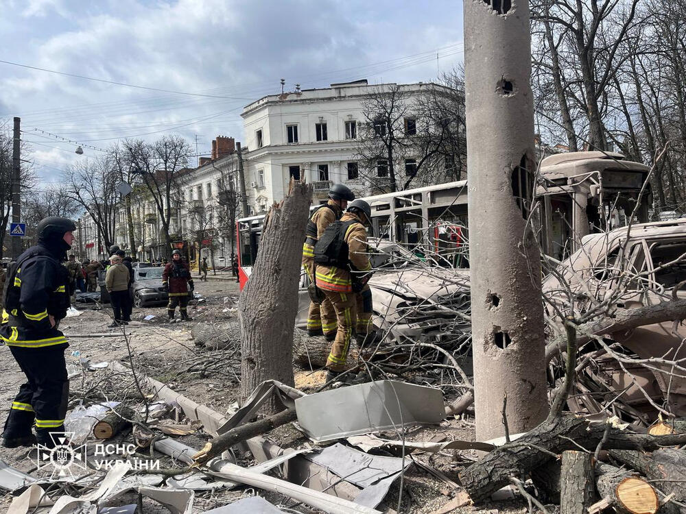 <p>"Rusija je gađala centar grada balističkim raketama, upravo u trenutku kada je bilo mnogo ljudi na ulici", napisala je ukrajinska spasilačka služba na društvenim mrežama</p>