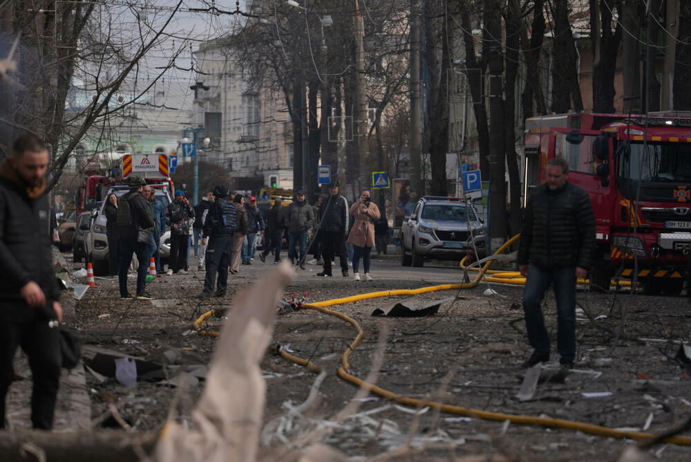 <p>"Rusija je gađala centar grada balističkim raketama, upravo u trenutku kada je bilo mnogo ljudi na ulici", napisala je ukrajinska spasilačka služba na društvenim mrežama</p>