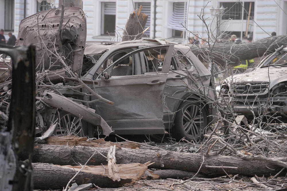 <p>"Rusija je gađala centar grada balističkim raketama, upravo u trenutku kada je bilo mnogo ljudi na ulici", napisala je ukrajinska spasilačka služba na društvenim mrežama</p>
