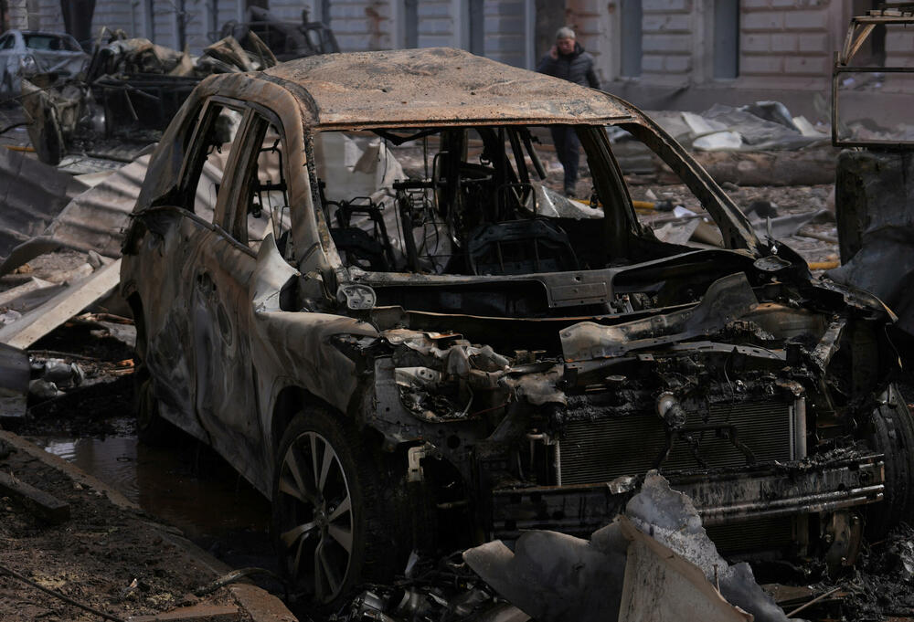 <p>"Rusija je gađala centar grada balističkim raketama, upravo u trenutku kada je bilo mnogo ljudi na ulici", napisala je ukrajinska spasilačka služba na društvenim mrežama</p>