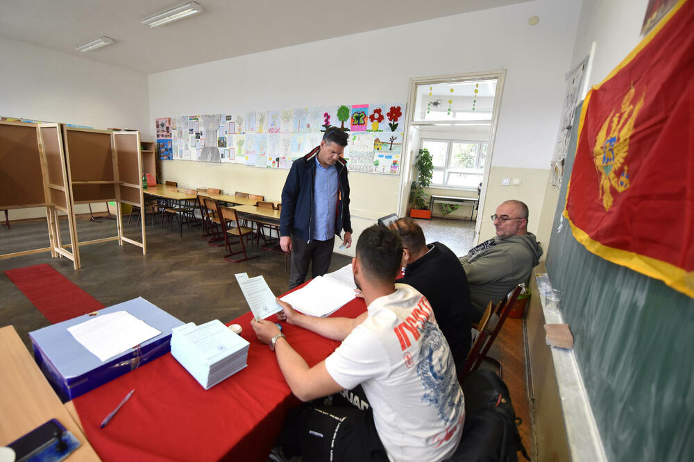 Sa jednog biračkog mjesta, Foto: Boris Pejović