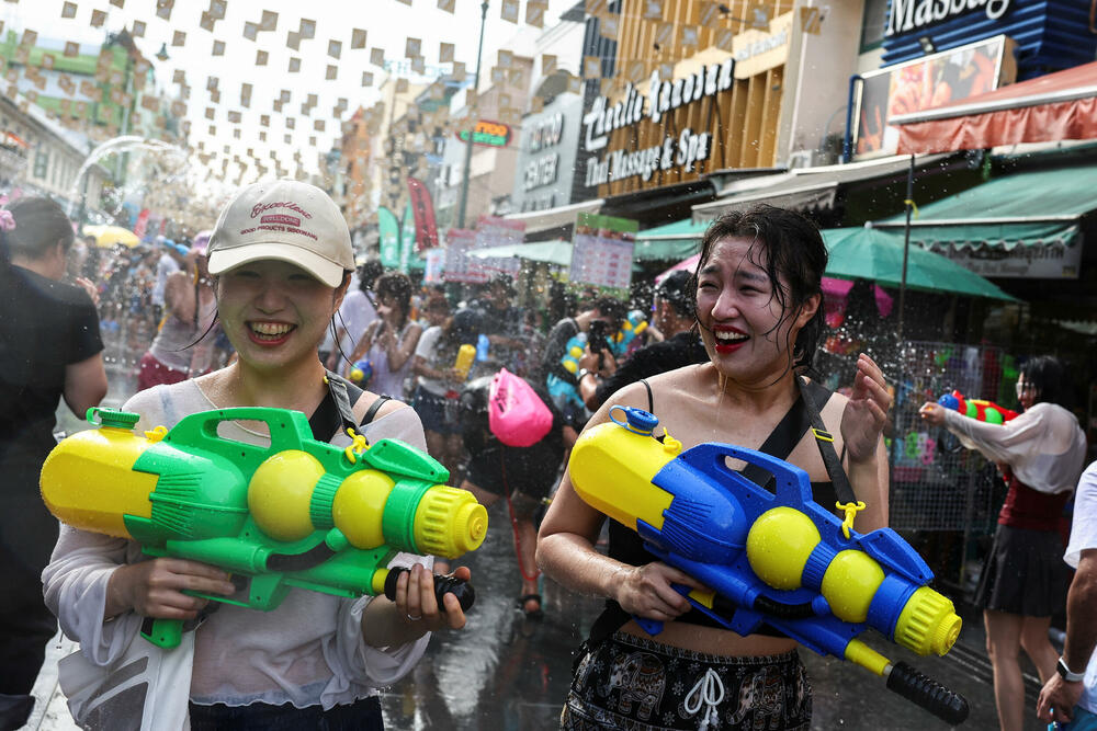 <p>Temperature u tom dijelu svijeta u ovo doba godine često prelaze i 40 stepeni Celzijusa. Mnogi koji su se zbog posla preselili u gradove vraćaju se u svoja rodna sela i gradove kako bi se vidjeli sa svojim porodicama. Proslava se odvija tokom nekoliko dana, a kulminira na tradicionalnu Novu godinu<br /> </p>
