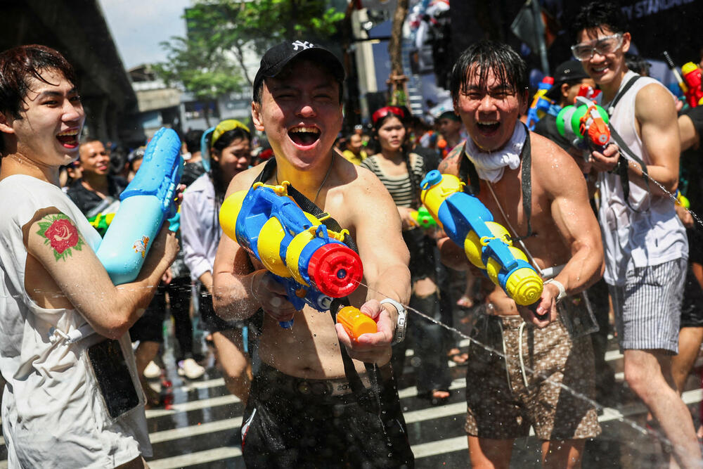 <p>Temperature u tom dijelu svijeta u ovo doba godine često prelaze i 40 stepeni Celzijusa. Mnogi koji su se zbog posla preselili u gradove vraćaju se u svoja rodna sela i gradove kako bi se vidjeli sa svojim porodicama. Proslava se odvija tokom nekoliko dana, a kulminira na tradicionalnu Novu godinu<br /> </p>