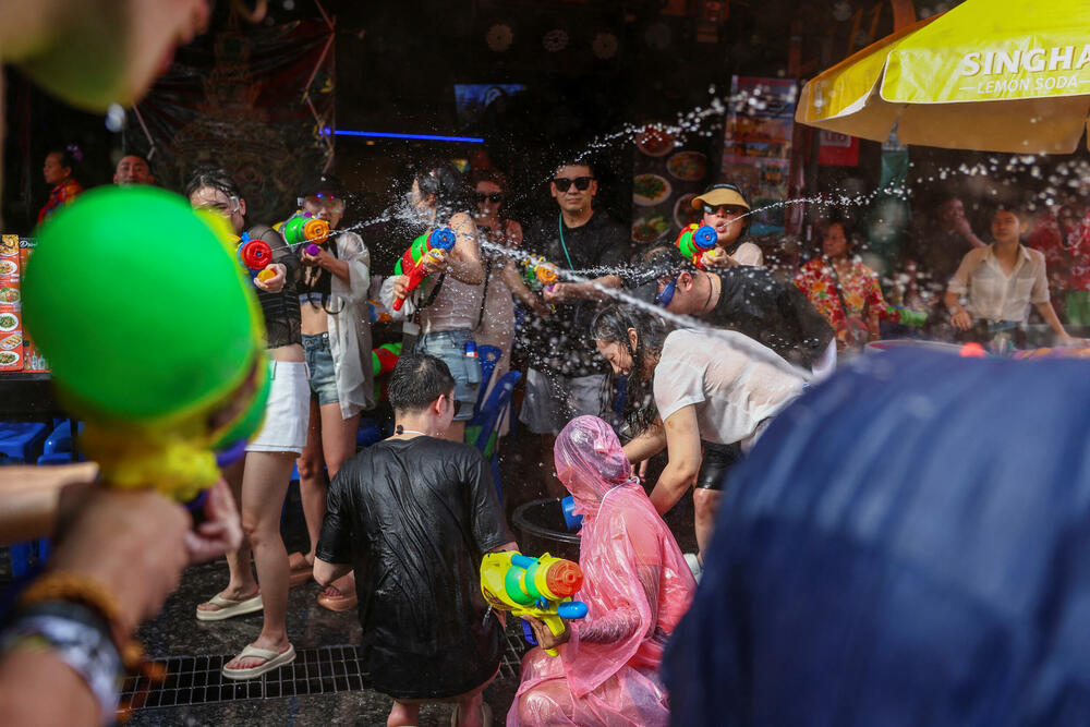 <p>Temperature u tom dijelu svijeta u ovo doba godine često prelaze i 40 stepeni Celzijusa. Mnogi koji su se zbog posla preselili u gradove vraćaju se u svoja rodna sela i gradove kako bi se vidjeli sa svojim porodicama. Proslava se odvija tokom nekoliko dana, a kulminira na tradicionalnu Novu godinu<br /> </p>