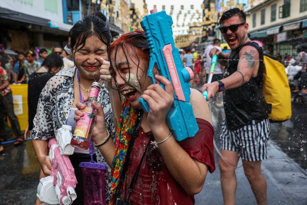<p>Temperature u tom dijelu svijeta u ovo doba godine često prelaze i 40 stepeni Celzijusa. Mnogi koji su se zbog posla preselili u gradove vraćaju se u svoja rodna sela i gradove kako bi se vidjeli sa svojim porodicama. Proslava se odvija tokom nekoliko dana, a kulminira na tradicionalnu Novu godinu<br /> </p>