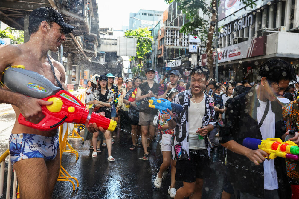 <p>Temperature u tom dijelu svijeta u ovo doba godine često prelaze i 40 stepeni Celzijusa. Mnogi koji su se zbog posla preselili u gradove vraćaju se u svoja rodna sela i gradove kako bi se vidjeli sa svojim porodicama. Proslava se odvija tokom nekoliko dana, a kulminira na tradicionalnu Novu godinu<br /> </p>
