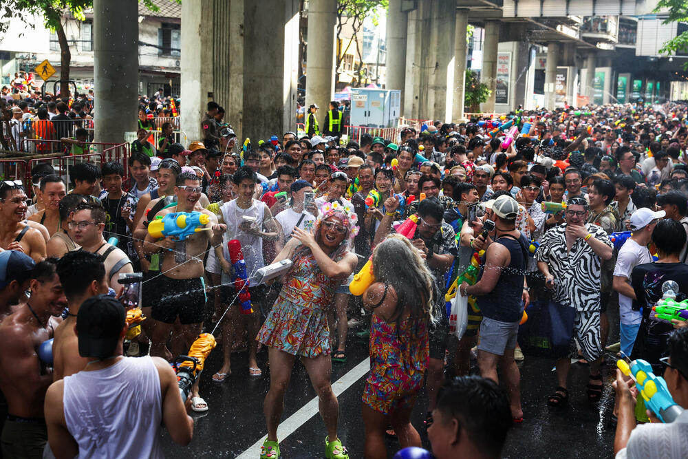 <p>Temperature u tom dijelu svijeta u ovo doba godine često prelaze i 40 stepeni Celzijusa. Mnogi koji su se zbog posla preselili u gradove vraćaju se u svoja rodna sela i gradove kako bi se vidjeli sa svojim porodicama. Proslava se odvija tokom nekoliko dana, a kulminira na tradicionalnu Novu godinu<br /> </p>