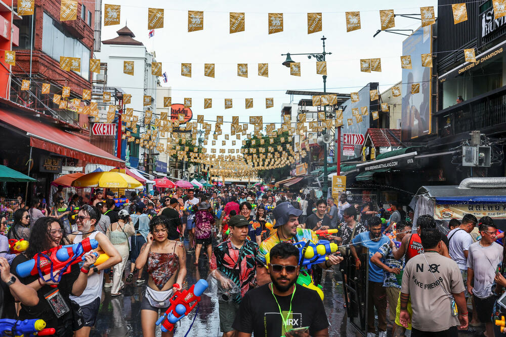 <p>Temperature u tom dijelu svijeta u ovo doba godine često prelaze i 40 stepeni Celzijusa. Mnogi koji su se zbog posla preselili u gradove vraćaju se u svoja rodna sela i gradove kako bi se vidjeli sa svojim porodicama. Proslava se odvija tokom nekoliko dana, a kulminira na tradicionalnu Novu godinu<br /> </p>