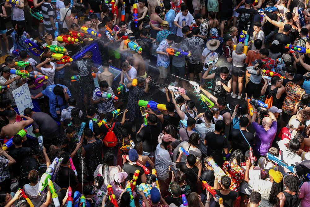 <p>Temperature u tom dijelu svijeta u ovo doba godine često prelaze i 40 stepeni Celzijusa. Mnogi koji su se zbog posla preselili u gradove vraćaju se u svoja rodna sela i gradove kako bi se vidjeli sa svojim porodicama. Proslava se odvija tokom nekoliko dana, a kulminira na tradicionalnu Novu godinu<br /> </p>