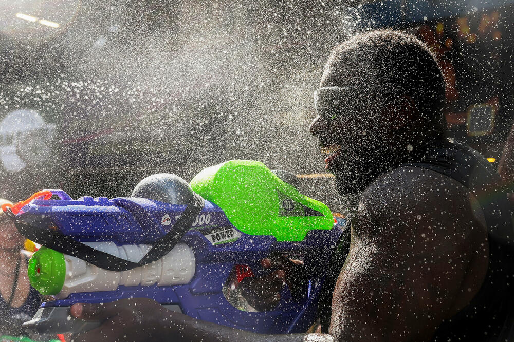 <p>Temperature u tom dijelu svijeta u ovo doba godine često prelaze i 40 stepeni Celzijusa. Mnogi koji su se zbog posla preselili u gradove vraćaju se u svoja rodna sela i gradove kako bi se vidjeli sa svojim porodicama. Proslava se odvija tokom nekoliko dana, a kulminira na tradicionalnu Novu godinu<br /> </p>