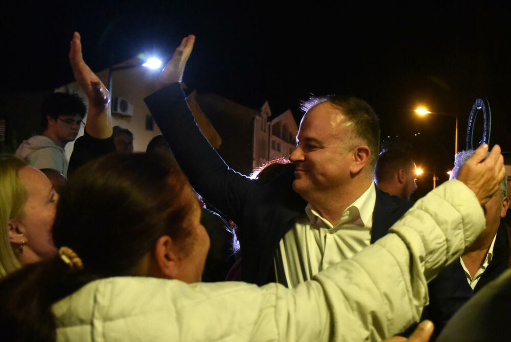 <p>"Imamo jednu od najubjedljivijih pobjeda u Crnoj Gori. Ponosan je grad koji ima Stevana Katića na čelu", rekao je Bečić</p>