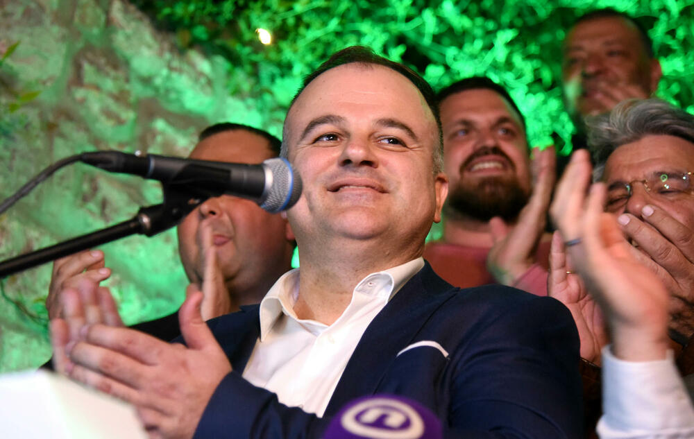 <p>"Imamo jednu od najubjedljivijih pobjeda u Crnoj Gori. Ponosan je grad koji ima Stevana Katića na čelu", rekao je Bečić</p>