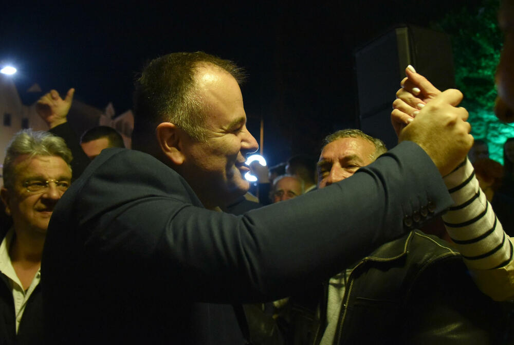 <p>"Imamo jednu od najubjedljivijih pobjeda u Crnoj Gori. Ponosan je grad koji ima Stevana Katića na čelu", rekao je Bečić</p>