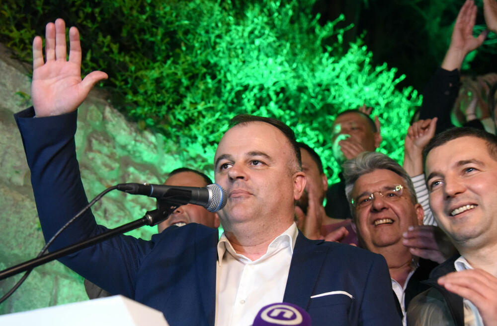 <p>"Imamo jednu od najubjedljivijih pobjeda u Crnoj Gori. Ponosan je grad koji ima Stevana Katića na čelu", rekao je Bečić</p>