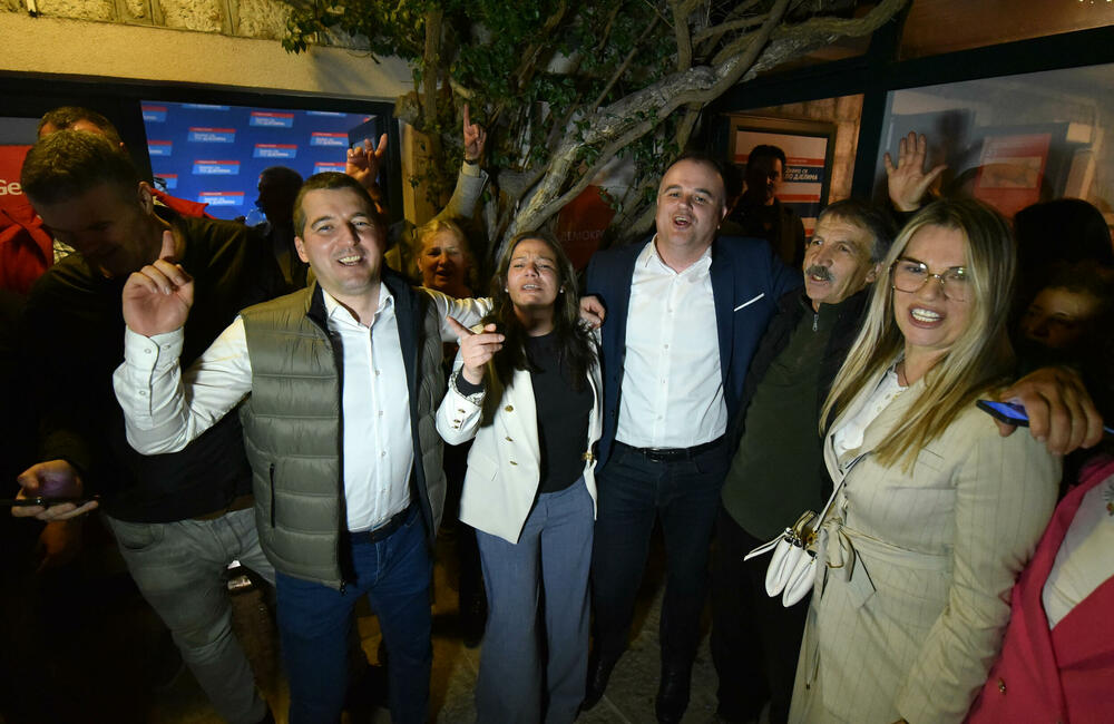 <p>"Imamo jednu od najubjedljivijih pobjeda u Crnoj Gori. Ponosan je grad koji ima Stevana Katića na čelu", rekao je Bečić</p>