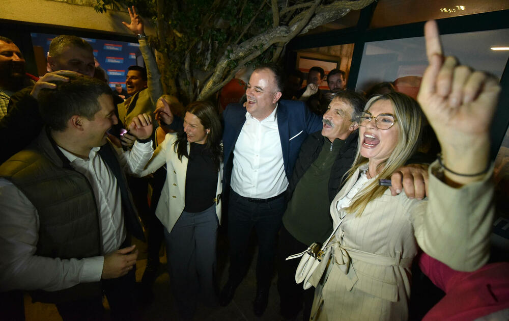 <p>"Imamo jednu od najubjedljivijih pobjeda u Crnoj Gori. Ponosan je grad koji ima Stevana Katića na čelu", rekao je Bečić</p>