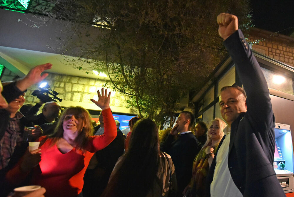 <p>"Imamo jednu od najubjedljivijih pobjeda u Crnoj Gori. Ponosan je grad koji ima Stevana Katića na čelu", rekao je Bečić</p>