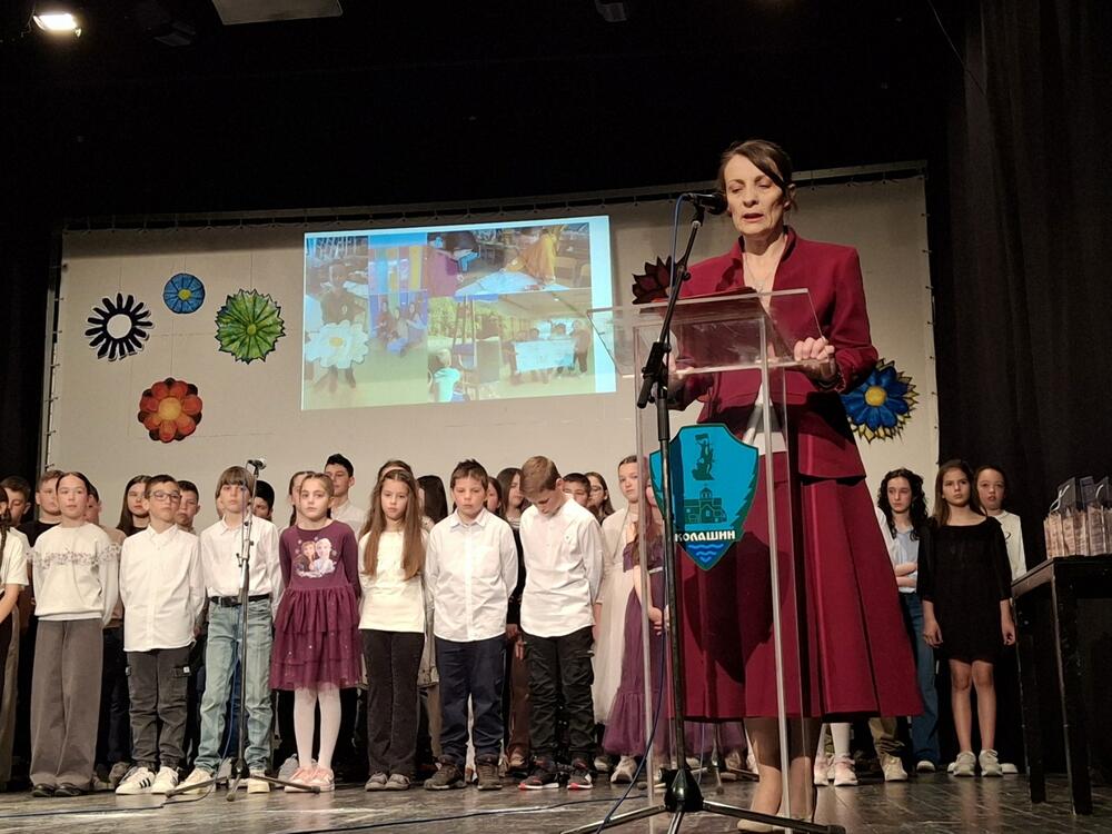 <p>Kako je rekla direktorica kolašinske OŠ, Marijana Bulatović Medenica, „od davne 1880. godine, kada su se prvi put otvorila vrata za učenike, do današnjih dana, škola je ostala dosljedna svojoj misiji – ne samo da obrazuje djecu, već i da ih vaspitava i usmjerava na pravi put“</p>