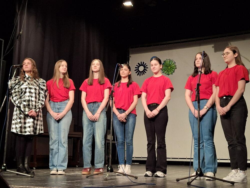 <p>Kako je rekla direktorica kolašinske OŠ, Marijana Bulatović Medenica, „od davne 1880. godine, kada su se prvi put otvorila vrata za učenike, do današnjih dana, škola je ostala dosljedna svojoj misiji – ne samo da obrazuje djecu, već i da ih vaspitava i usmjerava na pravi put“</p>