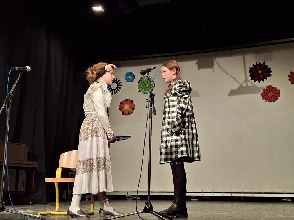 <p>Kako je rekla direktorica kolašinske OŠ, Marijana Bulatović Medenica, „od davne 1880. godine, kada su se prvi put otvorila vrata za učenike, do današnjih dana, škola je ostala dosljedna svojoj misiji – ne samo da obrazuje djecu, već i da ih vaspitava i usmjerava na pravi put“</p>